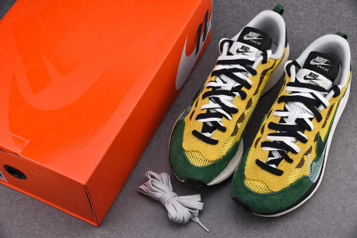 nike vaporwaffle sacai tour yellow stadium green - cv1363-700